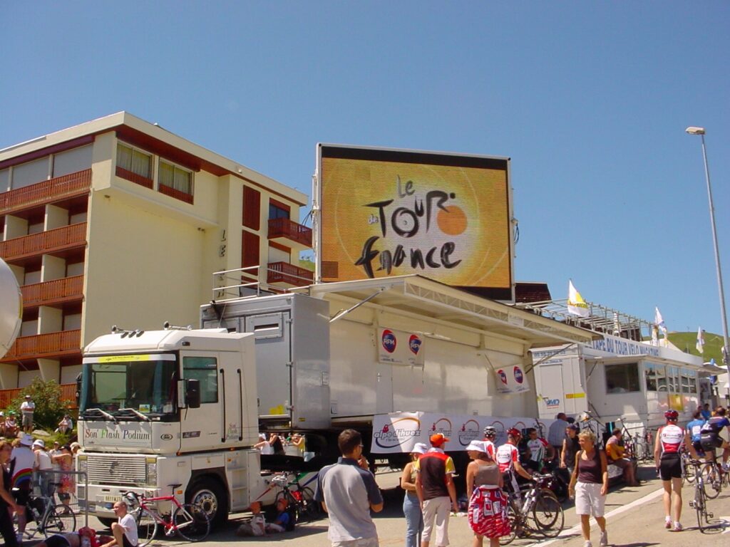 Son flash podium sonorisations éclairages événements sur St-Tropez, Meribel, Auxerre et Samoan
